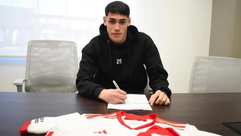 Escudero convocó al JUVENIL Santiago Lencina: CONOCÉ a la nueva JOYA de River