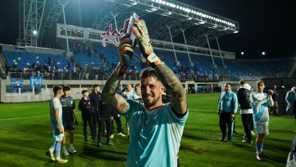 TODAS LOS APLAUSOS. FRANCISCO RAGO, UNA VEZ MÁS, SE TRANSFORMÓ EN EL HÉROE DEL CELE QUE SIGUE EN CARRERA EN COPA ARGENTINA.