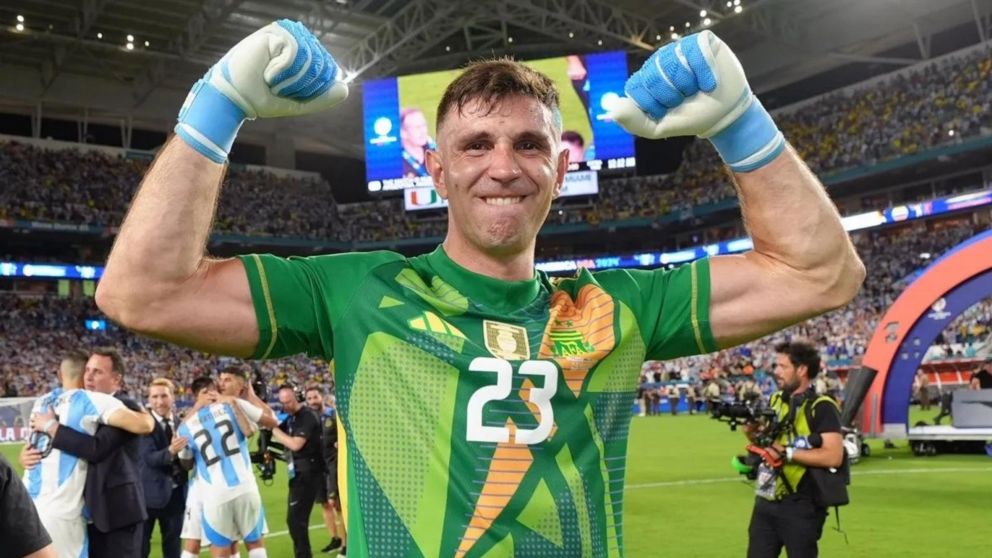 Dibu Martínez es el MÁXIMO candidato a llevarse el PREMIO Lev Yashin en el Balón de Oro