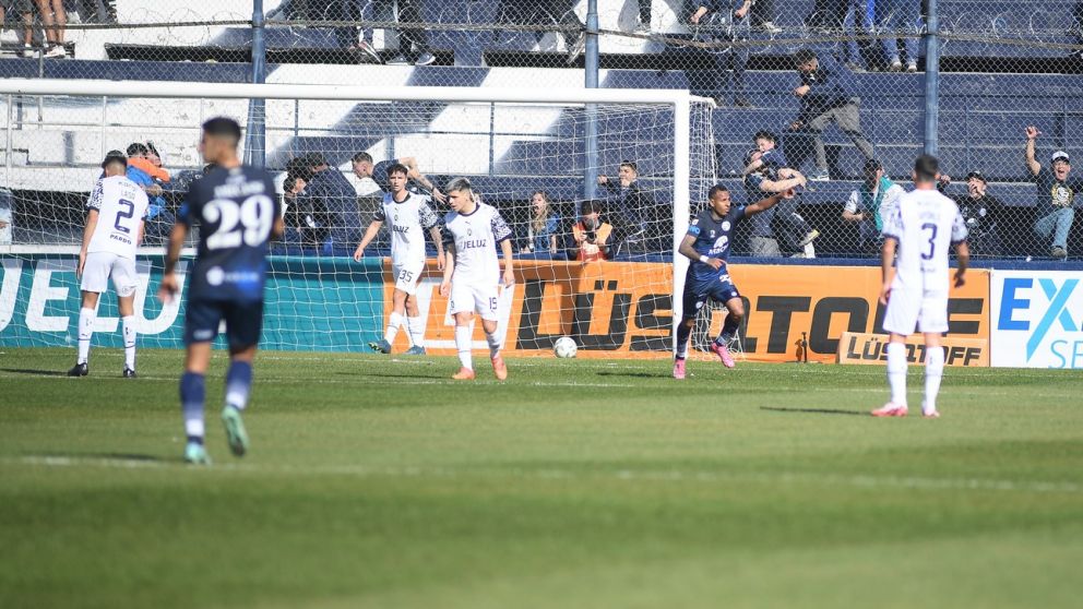 Con gol de Sebastián Villa, Independiente Rivadavia LE GANÓ 1 a 0 a Independiente por Liga Profesional 2024