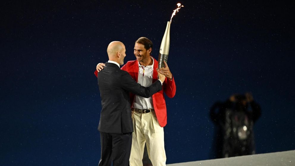 MOMENTAZO: Zinedine Zidane le entreg� la antorcha ol�mpica a Rafa Nadal en el final de la inauguraci�n de los Juegos Ol�mpicos 2024