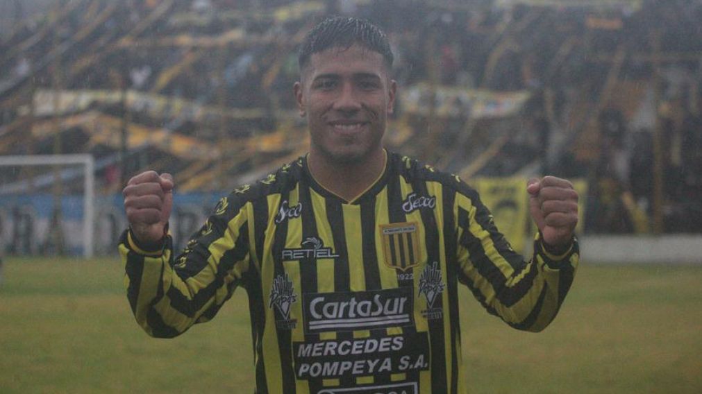 PUÑOS APRETADOS. BAJO UN INCESANTE DILUVIO, ALMIRANTE DERROTÓ A ALDOSIVI. PARA ELLO, VITAL EL APORTE DE GAUNA QUE SE MOSTRÓ FELIZ.