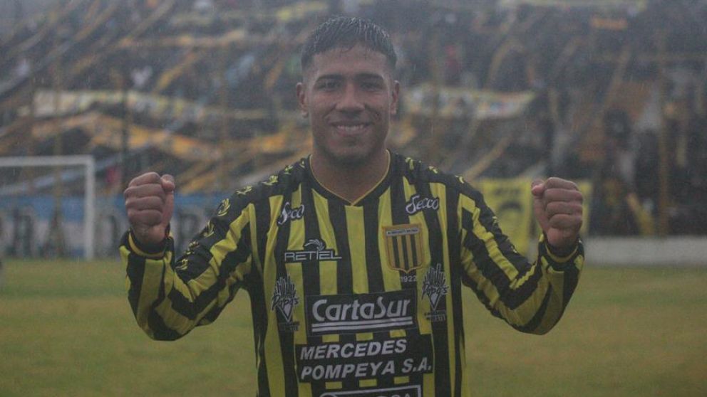 PUÑOS APRETADOS. BAJO UN INCESANTE DILUVIO, ALMIRANTE DERROTÓ A ALDOSIVI. PARA ELLO, VITAL EL APORTE DE GAUNA QUE SE MOSTRÓ FELIZ.