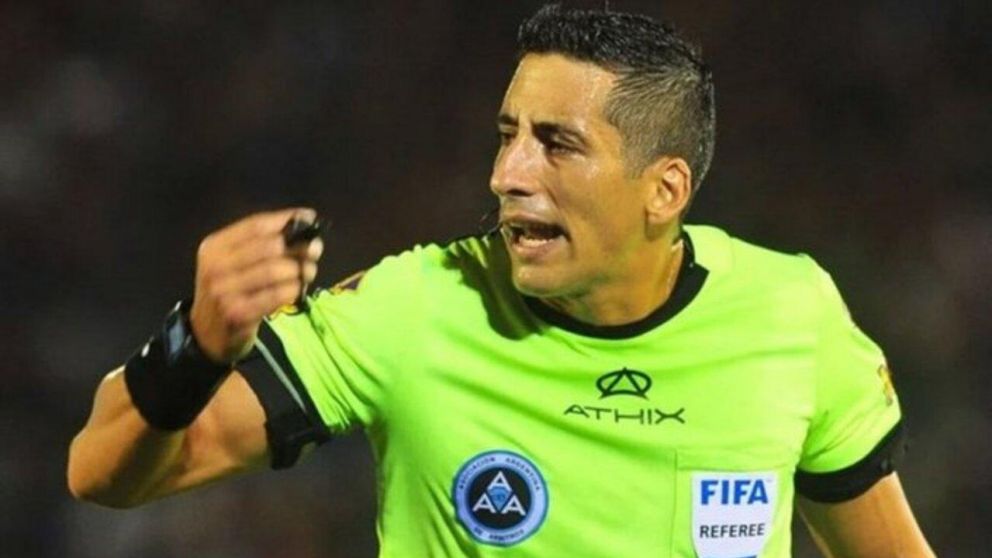 Yael Falcón Pérez, el árbitro de Independiente-Racing, y sus antecedentes dispares: el video que lo condena