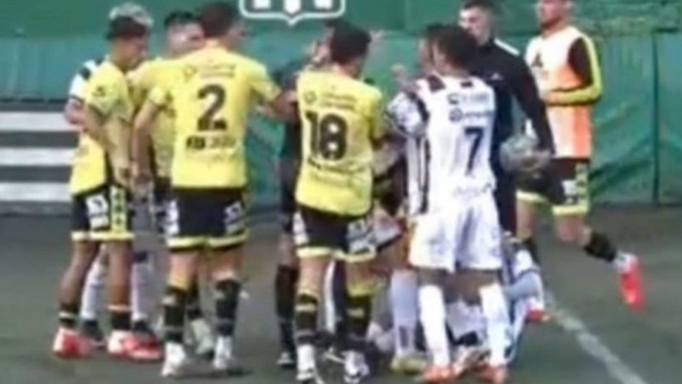 Video INSÓLITO: un jugador del ascenso le PEGÓ al árbitro, pero no lo EXPULSARON