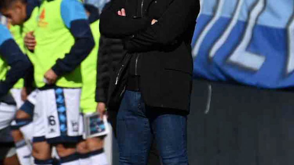 ANÁLITICO. EL ENTRENADOR OBSERVA TODOS LOS DETALLES.