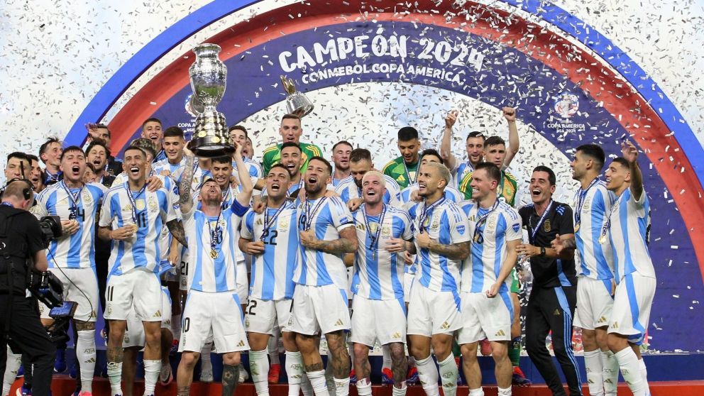 Con un nuevo equipo en el podio, la Selección Argentina SIGUE EN LO MÁS ALTO del ranking FIFA