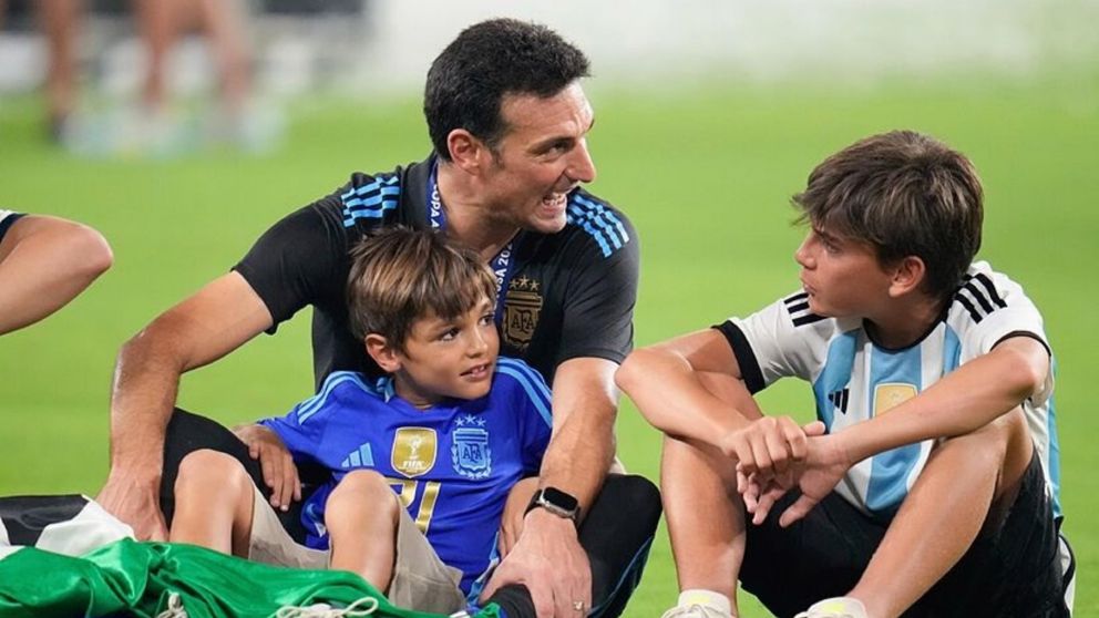 VIDEO: Scaloni le PROPONE a Chiqui Tapia firmar por 15 años más