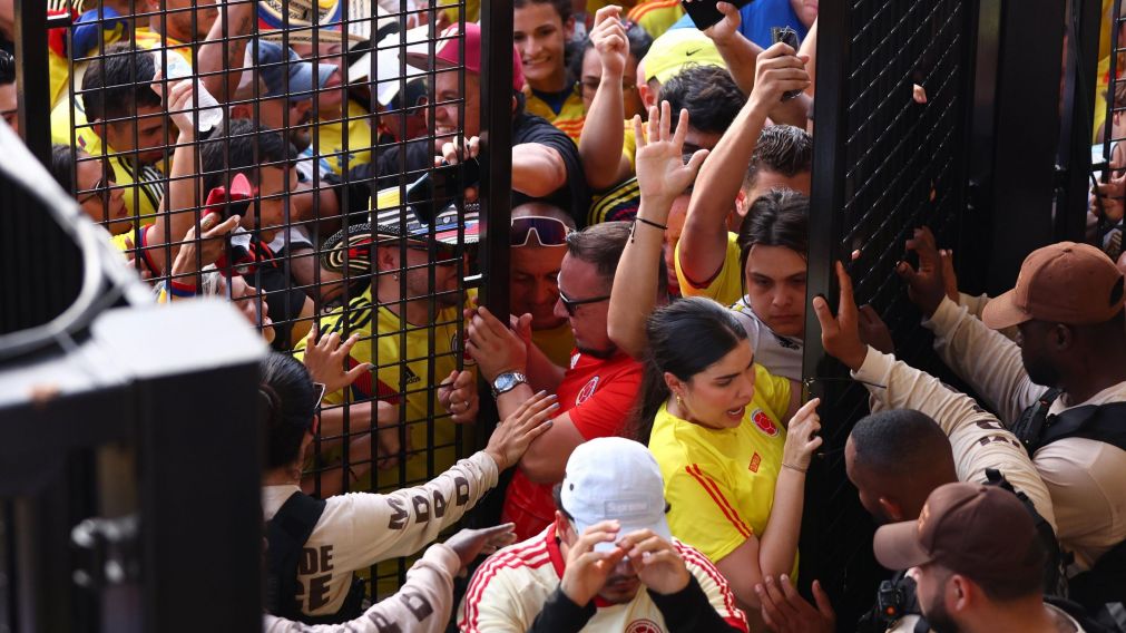 ESC�NDALO en la previa de la FINAL de la Copa Am�rica: hinchas intentaron COLARSE en el estadio y hubo DETENIDOS