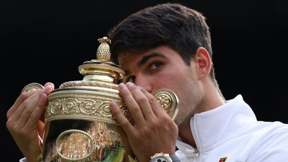 VIDEO: Carlos Alcaraz NO TUVO PIEDAD con Novak Djokovic y se quedó con Wimbledon