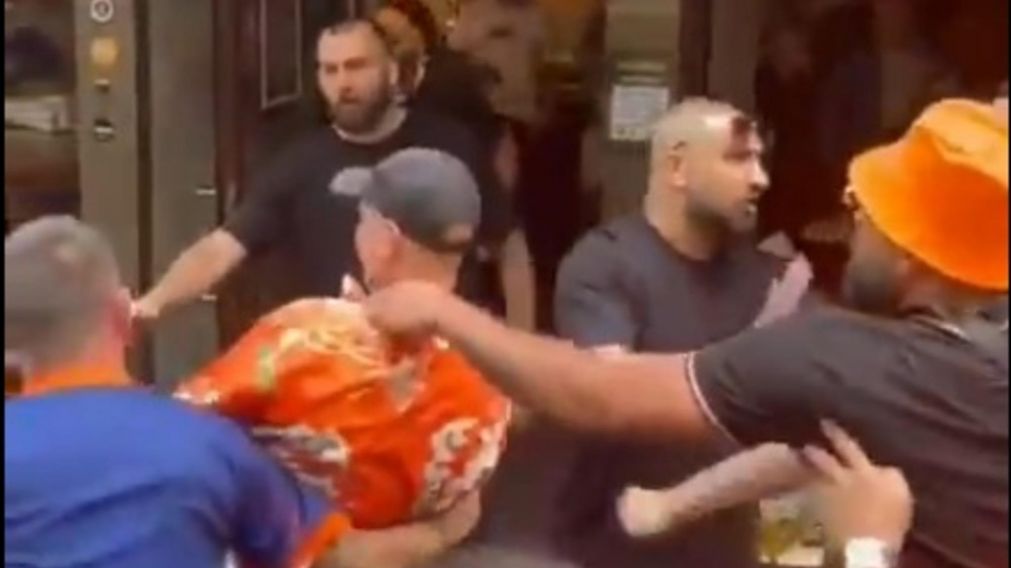 VIDEO: violenta BATALLA campal entre hinchas de Paíse Bajos e Inglaterra antes de la semifinal de la Eurocopa 2024