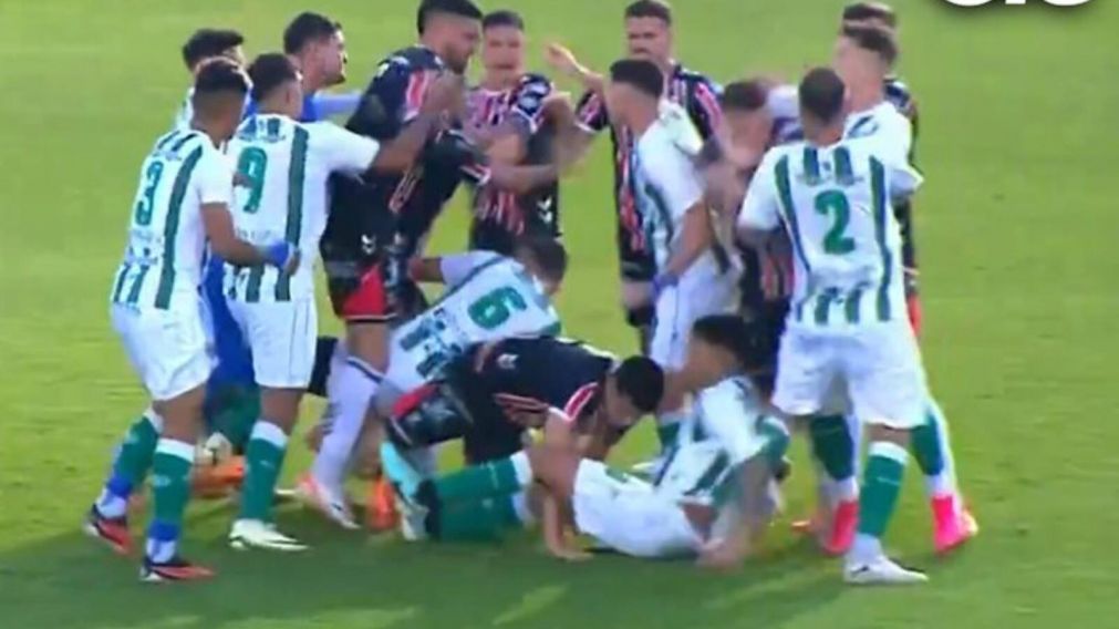 Video: el penal que gener� un ESC�NDALO entre jugadores de San Miguel y Chacarita