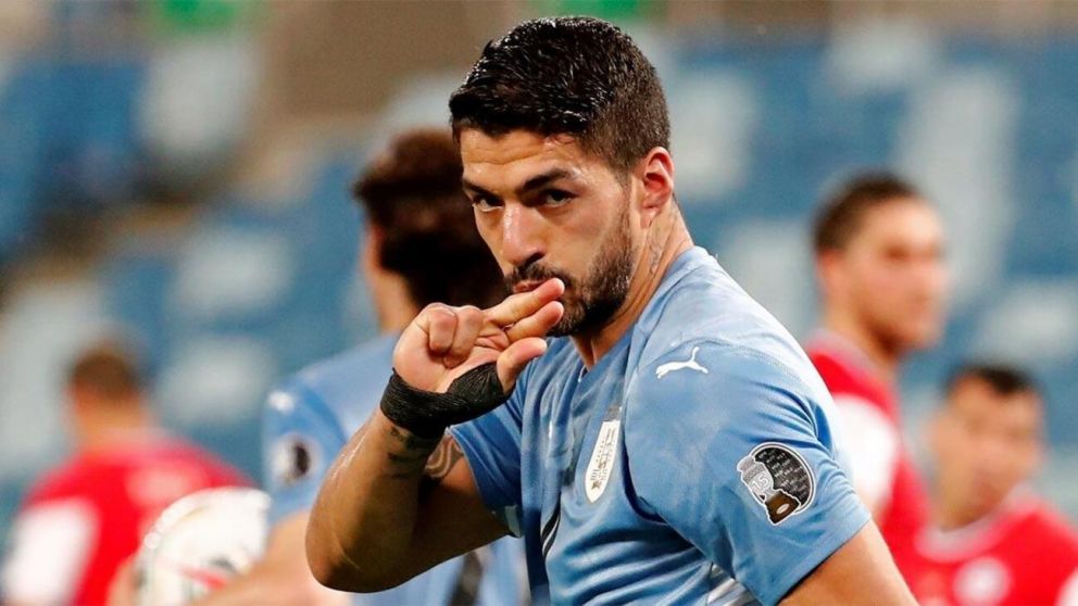 POLÉMICO: el palazo de Luis Suárez a un jugador de Brasil tras la victoria de Uruguay en Copa América