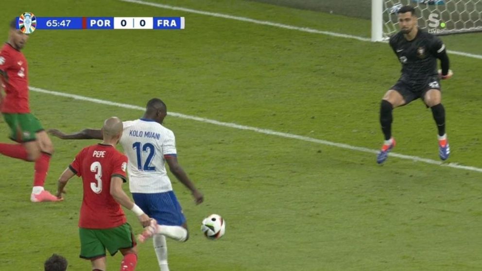 Kolo Muani LO HIZO DE NUEVO y fue tendencia: el increíble mano a mano que perdió e hizo recordar al Dibu Martínez