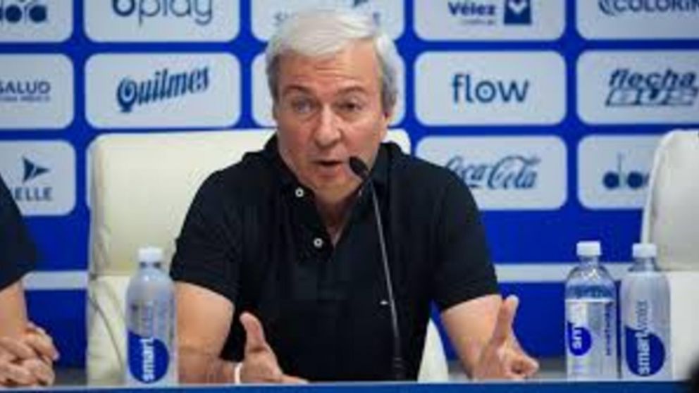 El presidente de Vélez NEGÓ una oferta formal del City Group por Valentín Gómez