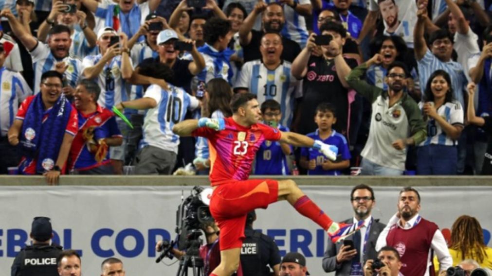 La Selecci�n Argentina le gan� por penales a Ecuador y es semifinalista de la Copa Am�rica: Dibu Mart�nez, el h�roe