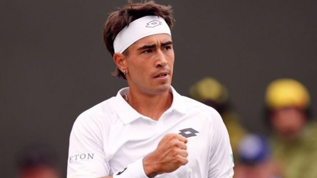Francisco Comesaña METIÓ EL BATACAZÓ y eliminó a Andrey Rublev en su debut en Wimbledon