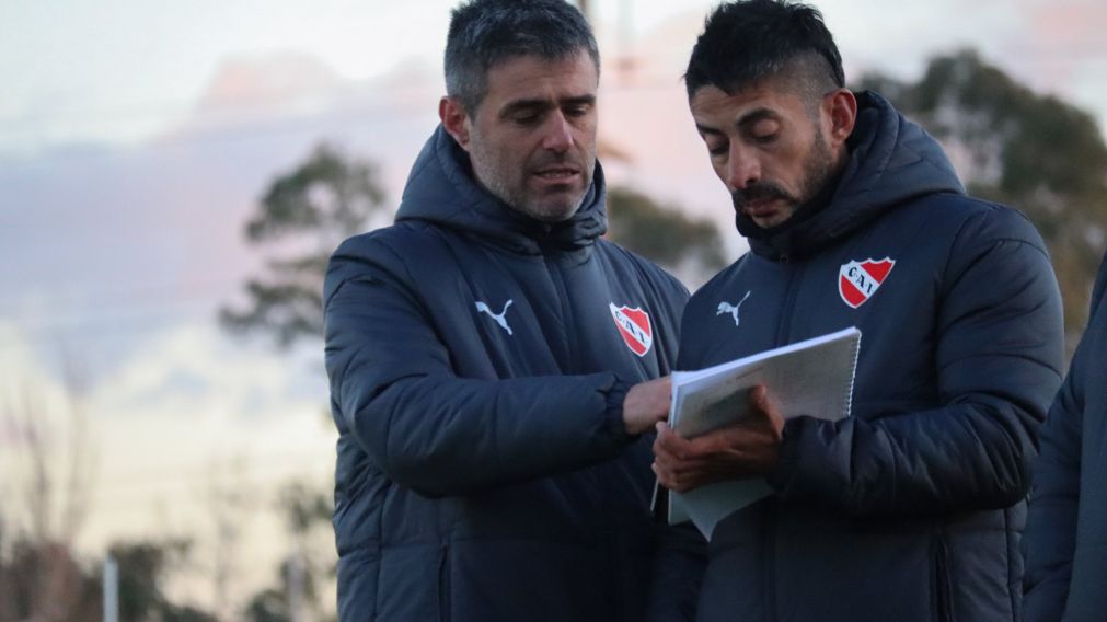 Julio Vaccari conversa con un colaborador mientras espera la llegada de más caras nuevas.
