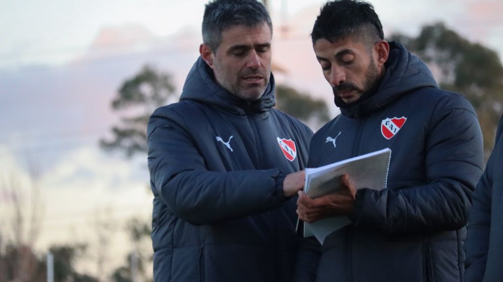 Julio Vaccari conversa con un colaborador mientras espera la llegada de más caras nuevas.