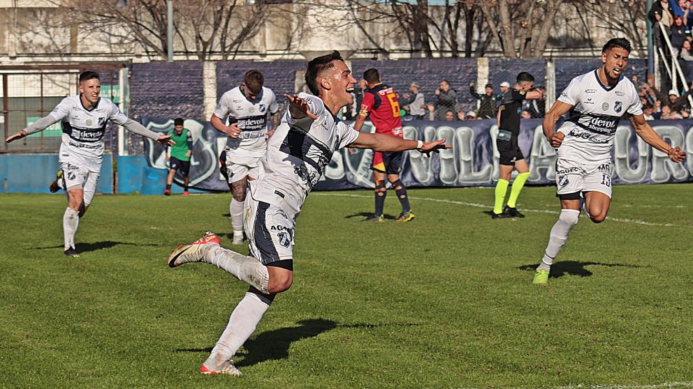 A UN PASO. ANTE ESPAÑOL, LOS DE DEVOTO PASARON AL FRENTE EN LA TABLA.
