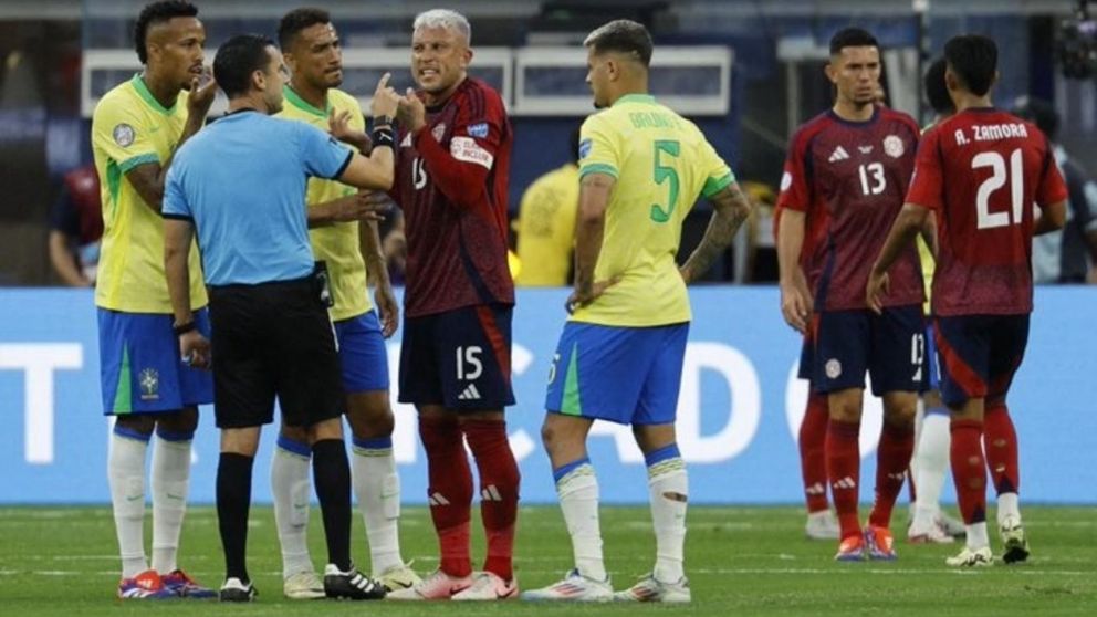 Copa América: un jugador de Costa Rica denunció haber sido insultado por Eder Militao en el partido ante Brasil