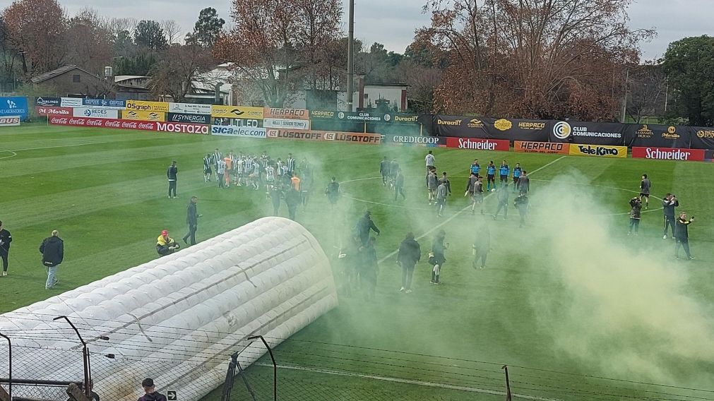 VIDEO CALIENTE: la gente de Comunicacios se ZARPÓ en la previa ante Excursionistas y la cosa terminó mal