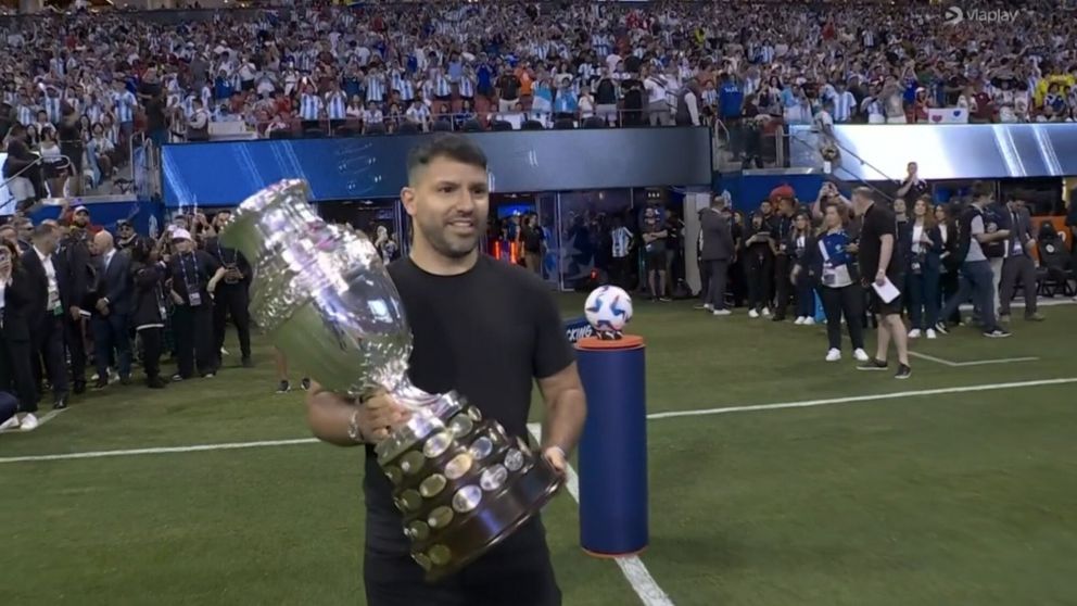 Copa América: Kun Agüero presentó el trofeo