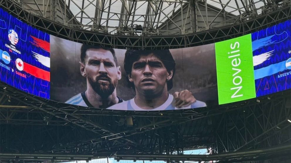 La tremenda GIGANTOGRAFÍA de Maradona y Messi en el debut de Argentina en la Copa América