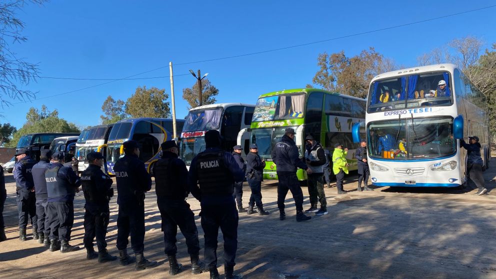 TREMENDO: encontraron armas en un micro de Almirante Brown antes del partido con Boca