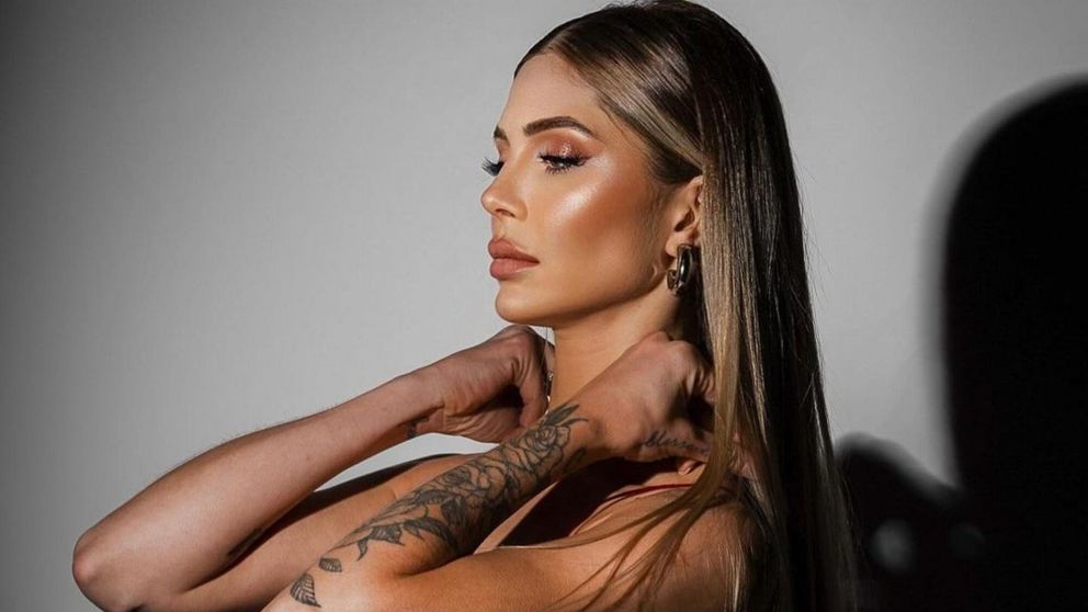 Romina Malaspina usó un IMPACTANTE vestido vinotinto y pidió la OPINIÓN de sus seguidores