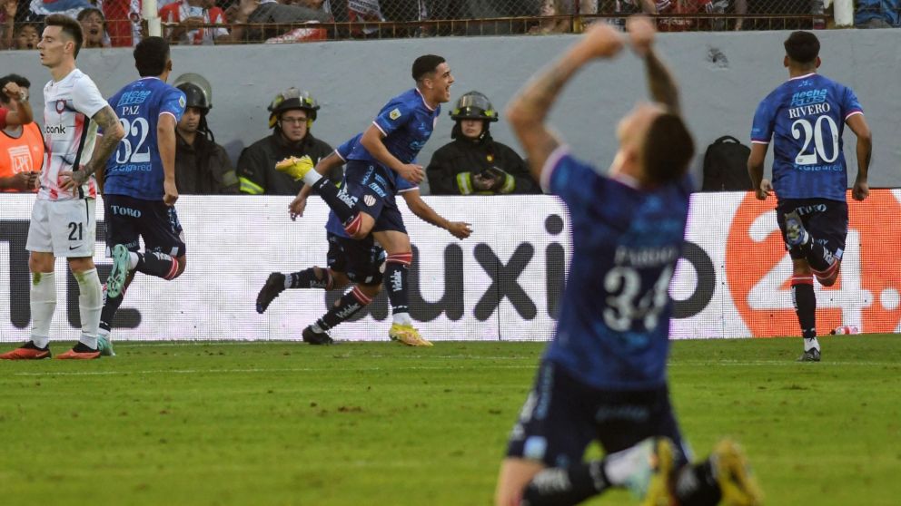 Con una R�FAGA de GOLES, Uni�n se lo dio vuelta a San Lorenzo y es L�DER