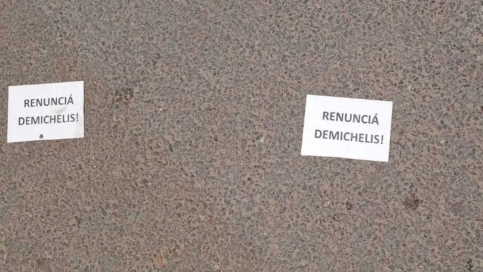 "RENUNCIÁ DEMICHELIS!", los escritos de la gente de River en el hall del Monumental