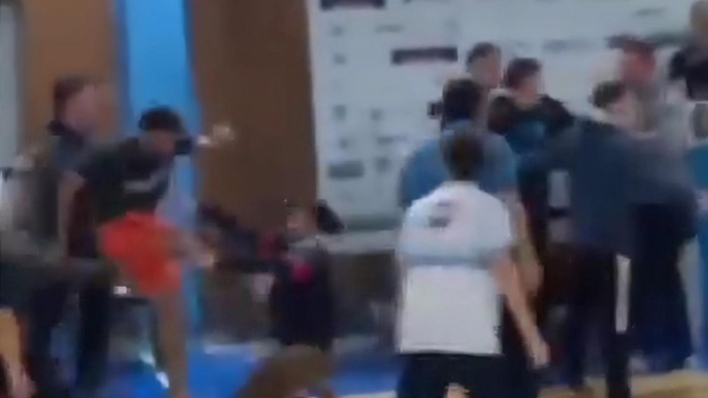 ESCÁNDALO en Pergamino: un partido de básquet terminó en una BATALLA CAMPAL entre hinchas