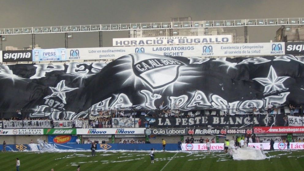 La DURA SANCIÓN que recibieron los hinchas de All Boys tras mostrar símbolos ANTISEMITAS en el partido ante Atlanta