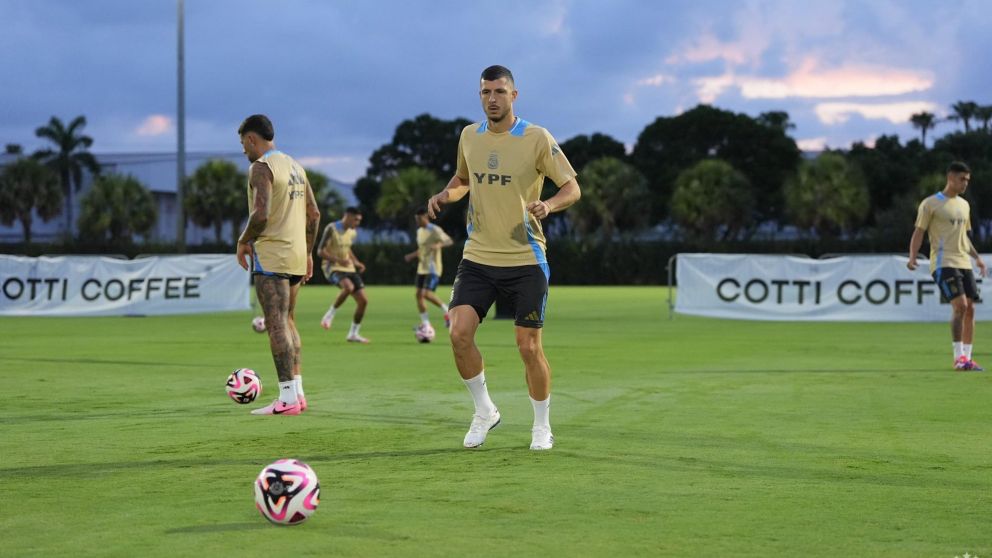 FESTEJA Scaloni: Guido Rodríguez y Germán Pezzella entrenan a la par del grupo de la Selección Argentina