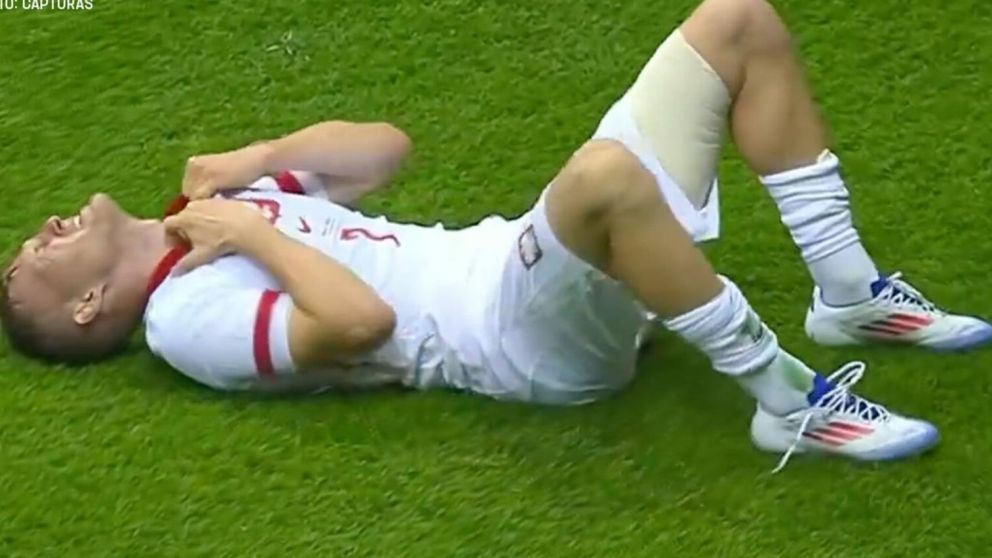 INSÓLITO: un jugador de Polonia se LESIONÓ festejando un gol y está en DUDA para la Eurocopa