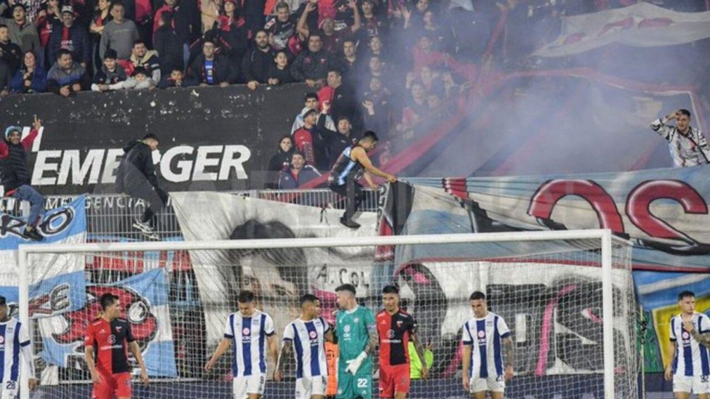 VIDEOS: la interna de la barra de Col�n GENER� L�OS en el cruce con Talleres por Copa Argentina