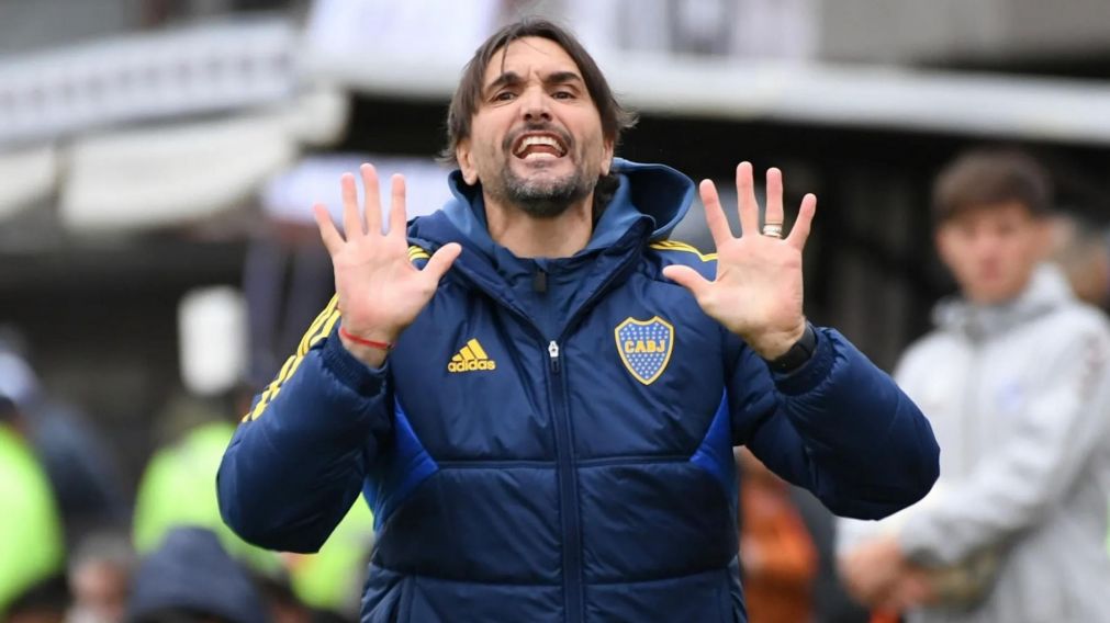 Diego Mart�nez pas� la escoba en Boca, BORR� a varias figuras y estall� el esc�ndalo