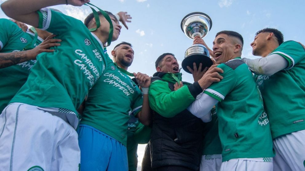 CAMIONEROS CELEBRA LA OBTENCIÓN DEL APERTURA Y EL PASAJE A LA PRIMERA C.