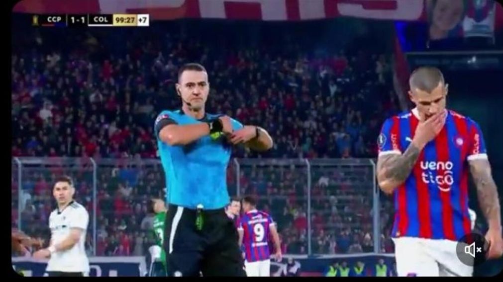 VIDEO: la descalificadora patada de un jugador de Cerro Porteño que Wilmar Roldán NO VIO en la Copa Libertadores