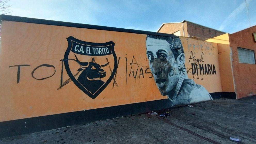 ¿No vuelve?: pintadas contra Di María tras la eliminación de Rosario Central en la Libertadores