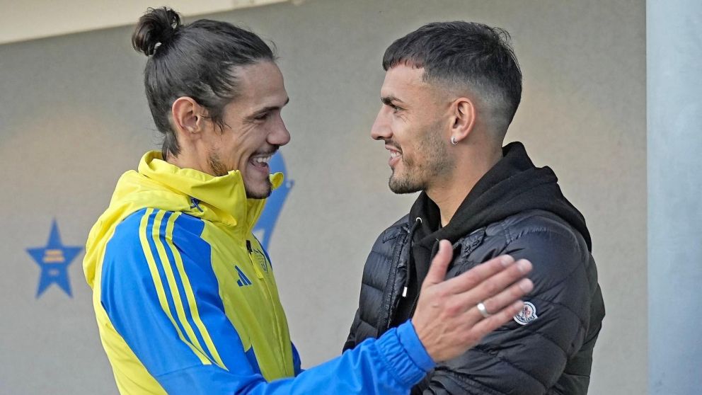 La SORPRESIVA visita de Leandro Paredes al entrenamiento de Boca: el ABRAZO ESPECIAL con Cavani