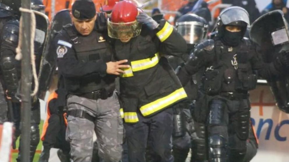 El TREMENDO SALDO de los VIOLENTOS incidentes en Godoy Cruz-San Lorenzo: ocho detenidos y bomberos heridos