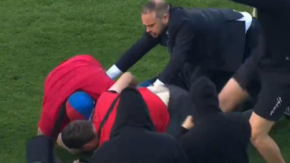 Los hinchas de Sparta Praga y Viktoria Plzen tuvieron una BATALLA CAMPAL en la final de la Copa de República Checa