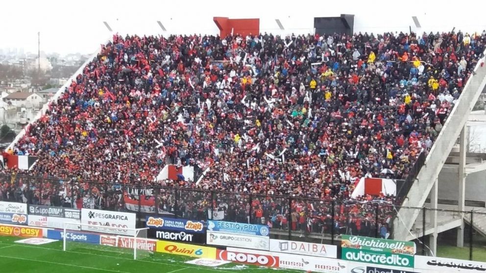 Chacarita recibió una DURA SANCIÓN por los hechos de VIOLENCIA en su tribuna