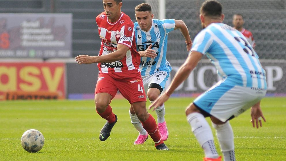 PRESI�N. ANTE LA MARCA DE LOS RIVALES, EL MARCADOR DE PUNTA SE LAS INGENIA PARA AVANZAR.