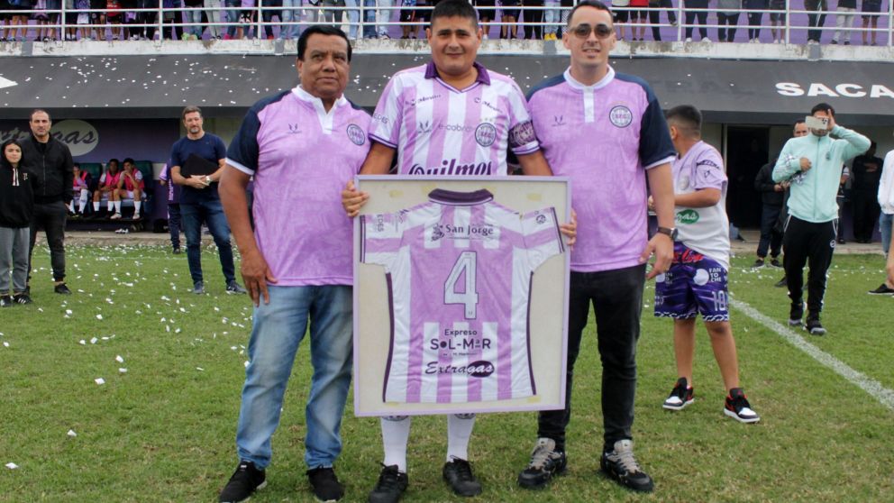 MERECIDO RECONOCIMIENTO. EL DEFENSOR LUCE UNA CAMISETA QUE LO MARCÓ A LO LARGO DE UN SINFÍN DE PARTIDOS: LA DE SACACHISPAS.