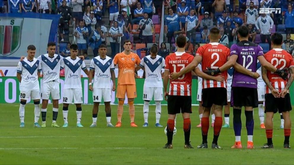 VIDEO: el emotivo minuto de silencio en la final Vélez-Estudiantes por la muerte de César Luis Menotti
