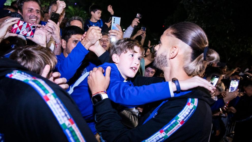 LOCURA POR VÉLEZ: el plantel llegó a Santiago del Estero y tuvo un enorme recibimiento