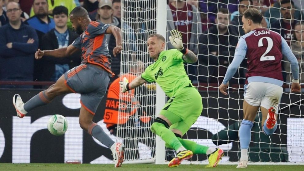 Extrañaron a Dibu: Aston Villa SUFRIÓ una DURA goleada ante Olympiacos por las semifinales de la Conference League